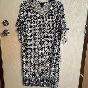 Women’s V-neck dress. Size L. Tie sleeve. Attached necklace. NWT